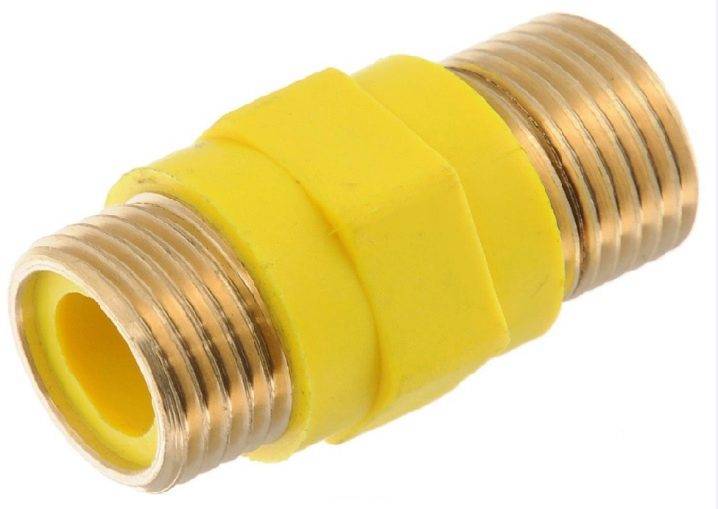 Pourquoi avez-vous besoin d'un tiroir inférieur dans une cuisinière à gaz: façons d'utiliser une palette carrelée