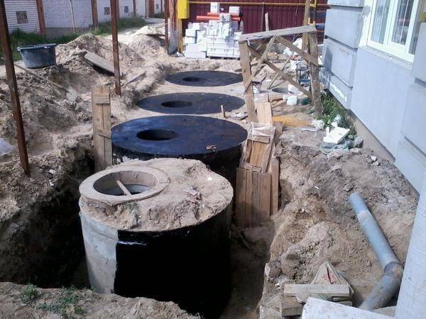 Imperméabilisation d'une fosse septique de l'intérieur d'anneaux en béton (vidéo)