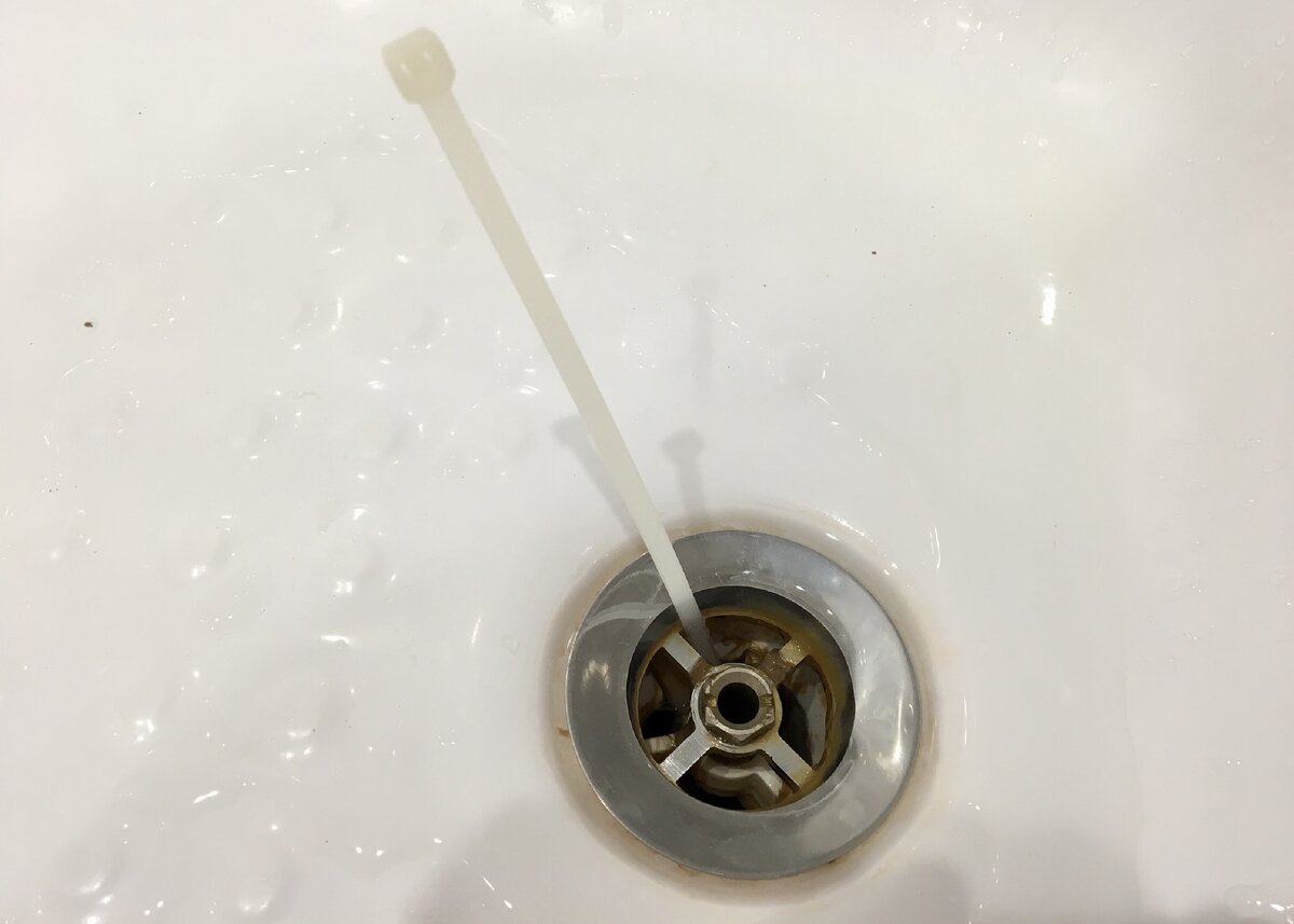 Blocage dans la salle de bain : comment éliminer et nettoyer à la maison avec des moyens improvisés