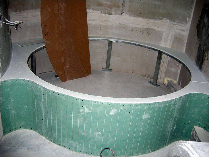 Choisir et installer un écran sous la baignoire de vos propres mains - comment tout faire de manière fonctionnelle et esthétique?