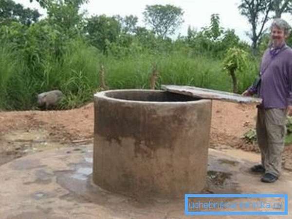 Château d'argile pour un puits: caractéristiques, but, avantages et inconvénients de l'installation à faire soi-même, étapes de travail, étanchéité avec un film