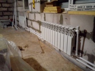 Bruit dans le tuyau de chauffage, clics, coups, clics dans les tuyaux de chauffage d'un appartement et d'une maison privée, pourquoi ils se fissurent