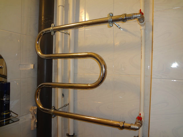 Installer un sèche-serviettes dans la salle de bain: instructions d'installation étape par étape à faire soi-même