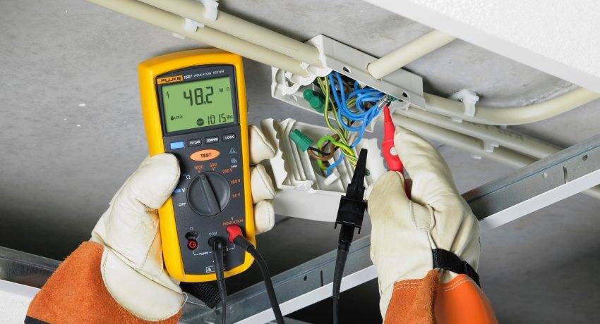 Utilisation d'un multimètre pour tester le sol