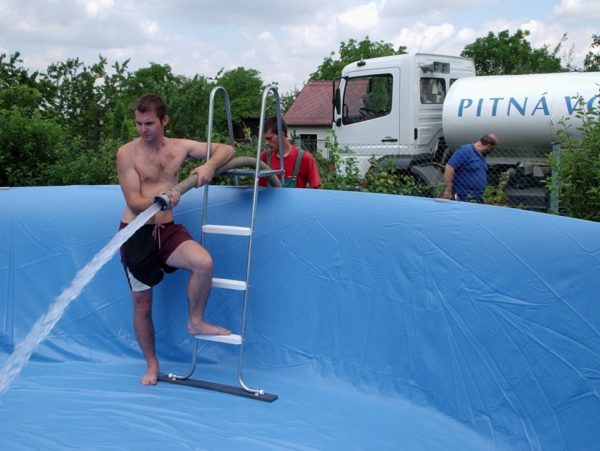 Nous construisons une piscine dans le pays de nos propres mains à partir de matériaux improvisés