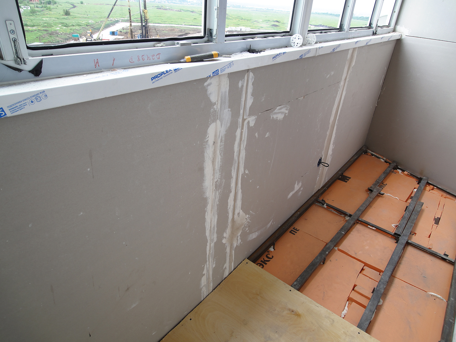 Isolation de loggia à faire soi-même (44 photos): comment isoler correctement de l'intérieur, instructions étape par étape pour isoler le sol et les murs avec de la laine minérale