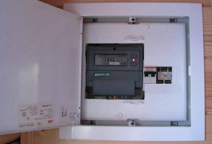 Un boîtier pour un compteur électrique dans un appartement: les nuances du choix et de l'installation d'un boîtier pour un compteur électrique et des machines