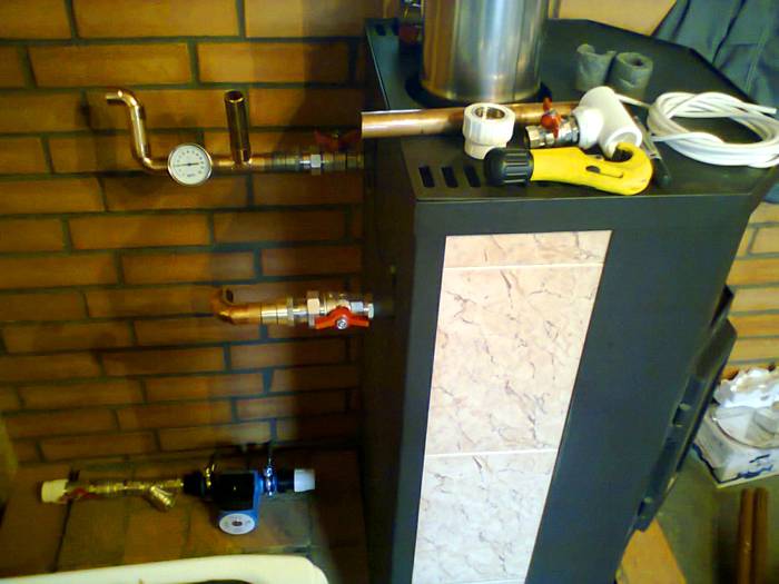 Vue d'ensemble des poêles-cheminées avec raccordement pour le chauffage de l'eau