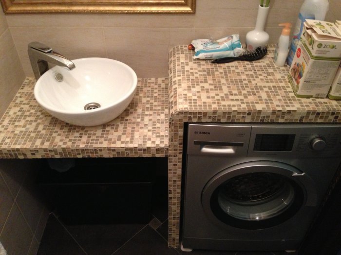 Comptoir dans la salle de bain sous l'évier et la machine à laver (71 photos): machine et évier encastrés sous un seul plan de travail dans la chambre, hauteur d'une seule table pour laver et laver