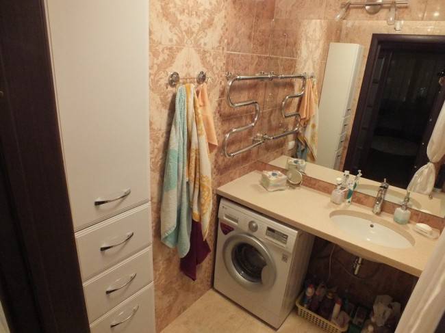 Évier au-dessus de la machine à laver: caractéristiques de conception + nuances d'installation