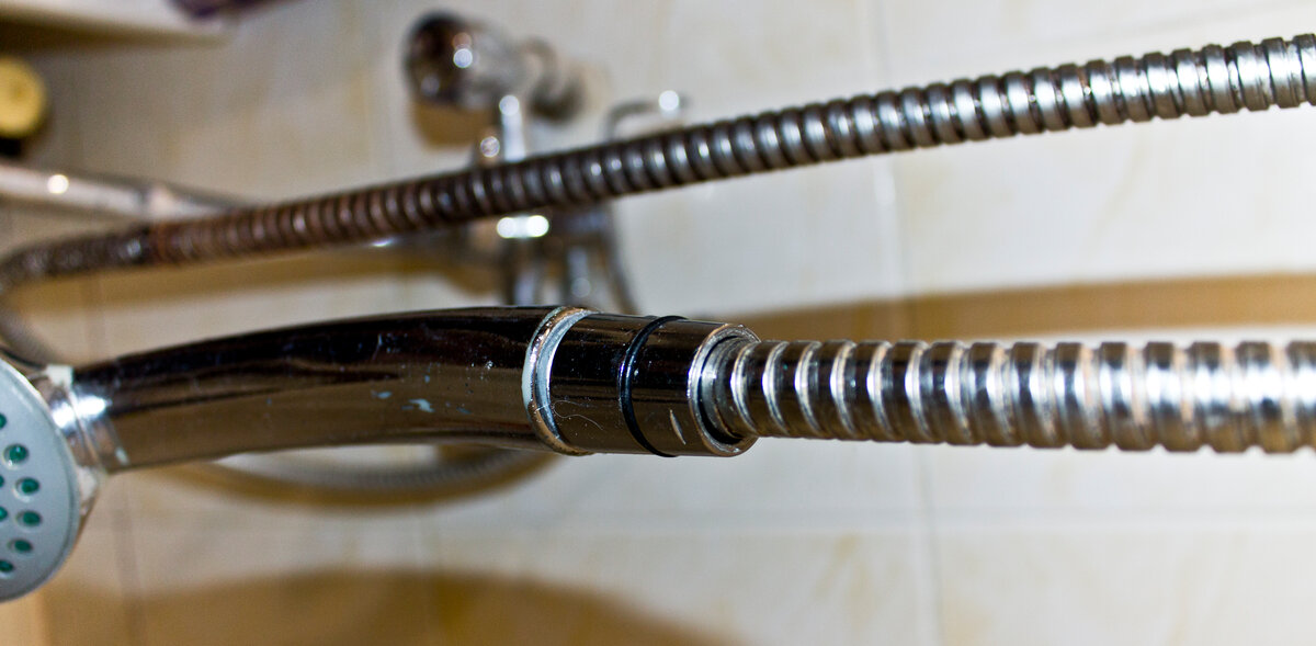 Réparation de flexible de douche : comment changer et réparer soi-même le flexible de douche dans la salle de bain ? et si ça fuit ? schéma de raccordement des tuyaux