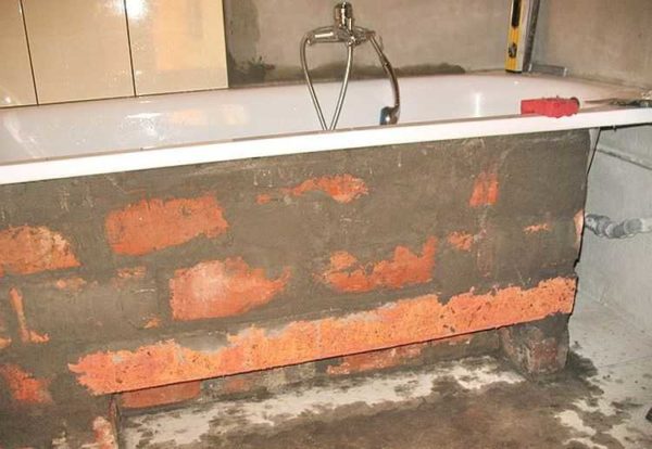 Comment faire un écran pour un bain de carreaux: des moyens d'auto-arrangement