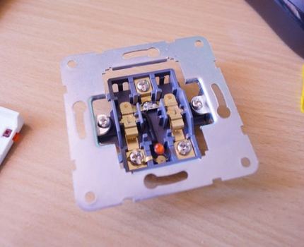 Connecter un interrupteur avec deux clés: les nuances du travail d'installation