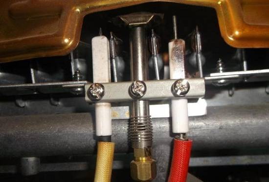 Pourquoi le geyser bourdonne, clique, siffle et craque : causes des problèmes et moyens de les résoudre