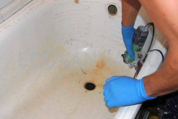 Peinture de bain DIY avec émail : un guide de restauration étape par étape