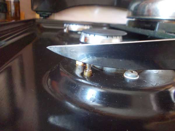 Le brûleur de la cuisinière à gaz brûle mal: causes possibles, comment réparer vous-même la panne