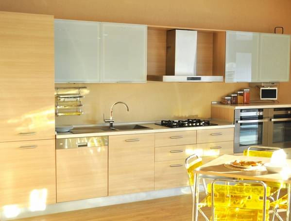 Comment utiliser efficacement les espaces étroits entre les meubles dans la cuisine ou la salle de bain