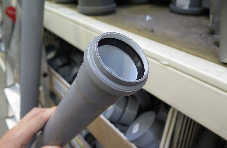 Remplacement des tuyaux dans une toilette de A à Z : conception, sélection des matériaux de construction, travaux d'installation + analyse des erreurs