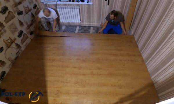 Chauffage au sol sous stratifié sur un sol en béton : nuances de design + notice de pose détaillée