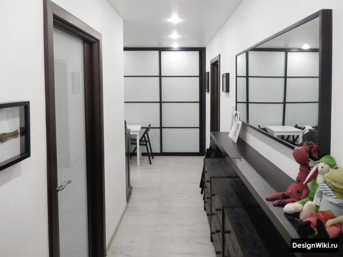 5 façons de sélectionner avec succès des meubles pour agrandir visuellement le couloir