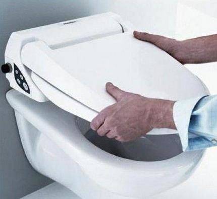 Aperçu comparatif du couvercle du bidet, de la tête du bidet et de la fixation du bidet et de leur connexion