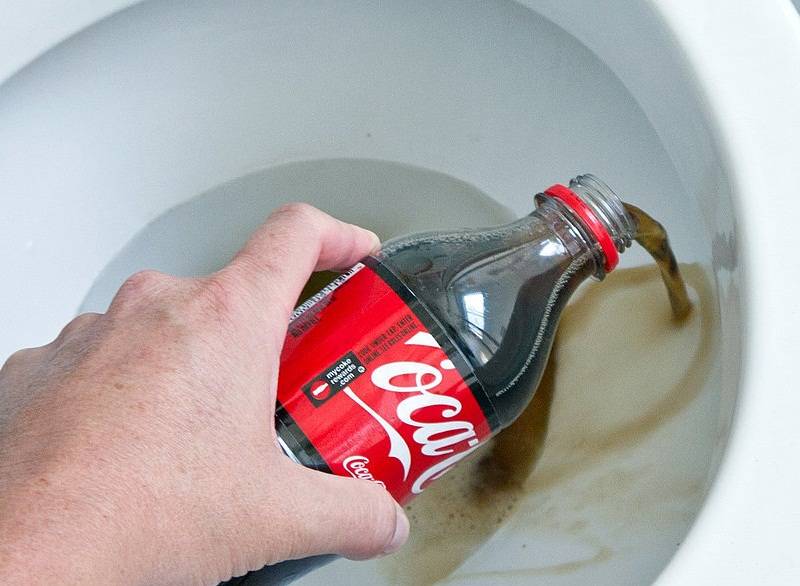 Que se passe-t-il si vous versez du Coca-Cola dans les toilettes