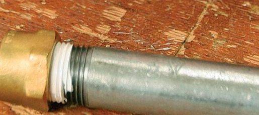 Façons de connecter un tuyau en métal avec un tuyau en plastique sans filetage ni soudure