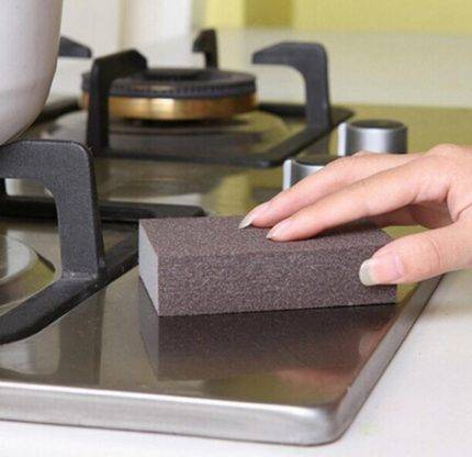 Comment et comment laver la grille de la cuisinière à gaz de la graisse et de la suie: un aperçu des remèdes maison efficaces