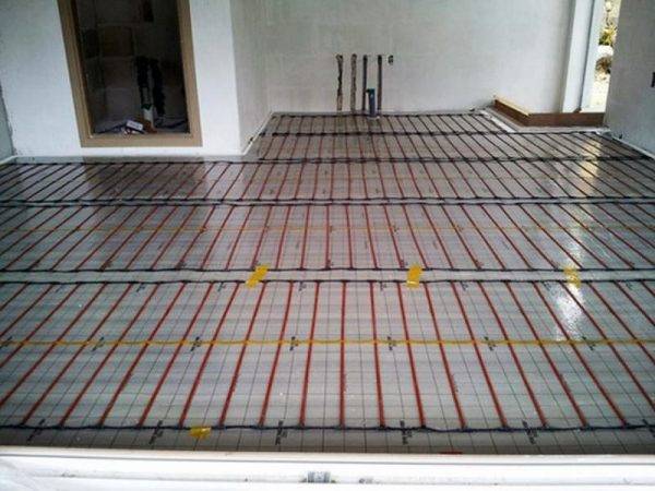 Quel chauffage au sol choisir: quelle option est la meilleure + examen des fabricants