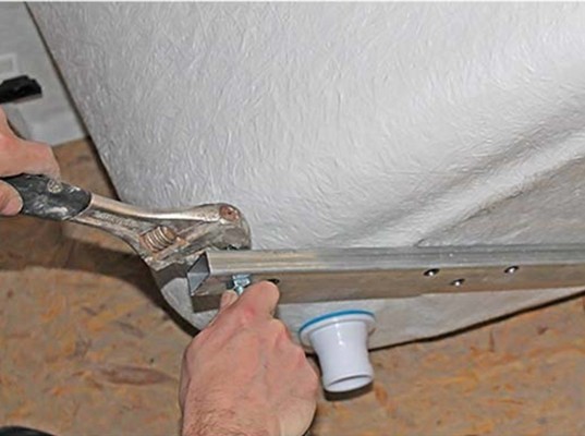 Comment installer une baignoire de vos propres mains: un guide d'installation étape par étape