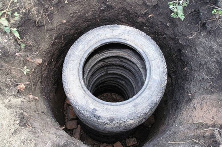 Puisard de pneus avec leurs propres mains, ainsi que des briques et des barils