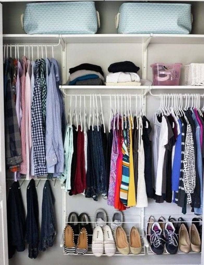 5 secrets du rangement compact et pratique des choses dans le placard