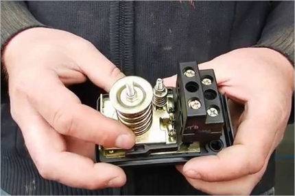 Relais de station de pompage : installation et réglage d'un capteur différentiel de pression d'eau