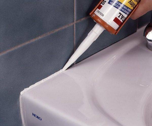 10 façons de bien sceller le joint entre la salle de bain et le mur