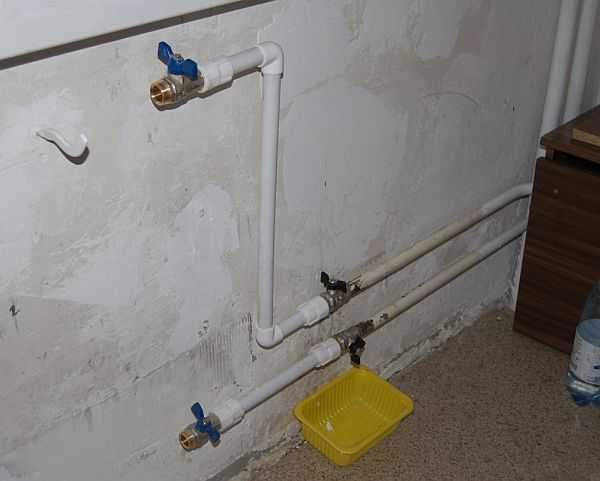 Est-il possible d'ouvrir et de fermer le robinet d'arrivée d'eau dans l'appartement tous les jours ?