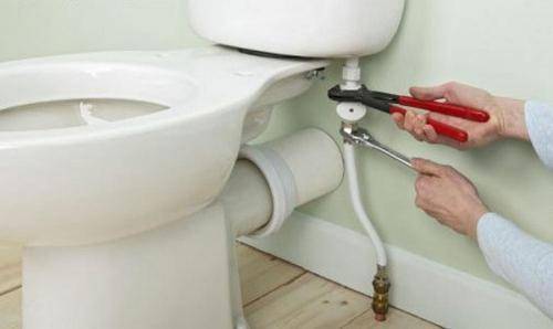 Caractéristiques de l'installation d'un drain de toilette perpendiculaire au plan de la colonne montante d'égout