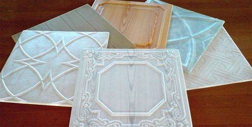 Comment coller correctement les carreaux de plafond: instructions d'installation + avantages et inconvénients du matériau