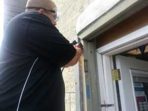 Comment installer une porte intérieure : instructions d'installation + conseils pour choisir les portes intérieures