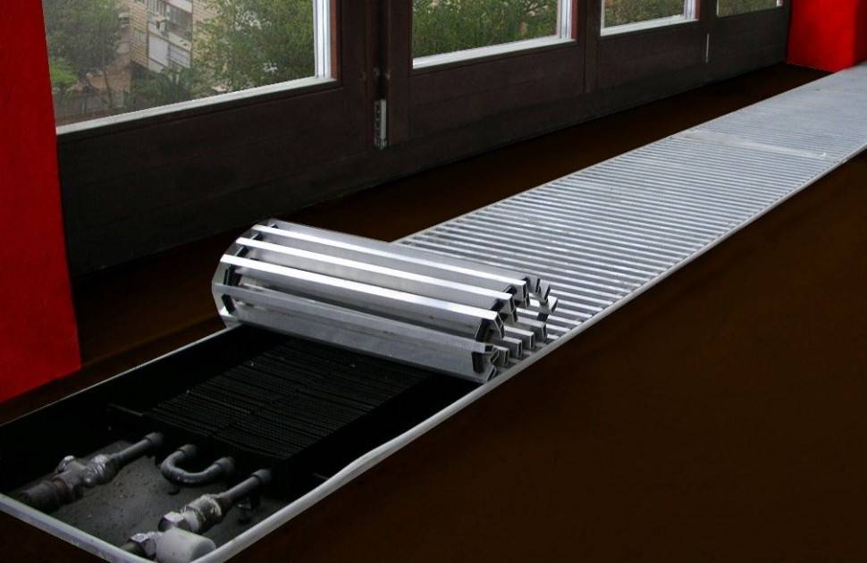 Convecteurs de chauffage à eau (49 photos): convecteurs de chauffage encastrés muraux et sur socle avec ventilateur, dimensions, fabricants et raccordement