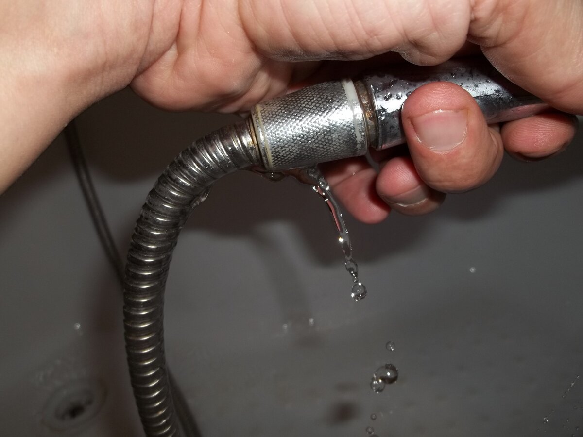 Réparation de flexible de douche : comment changer et réparer soi-même le flexible de douche dans la salle de bain ? et si ça fuit ? schéma de raccordement des tuyaux