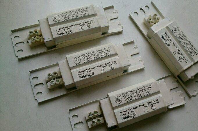 Le principe de fonctionnement d'une lampe fluorescente et de son appareil