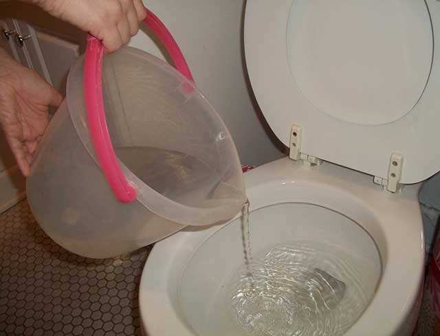 Comment nettoyer et éliminer le blocage dans les toilettes par vous-même à la maison, comment pouvez-vous briser le blocage ?