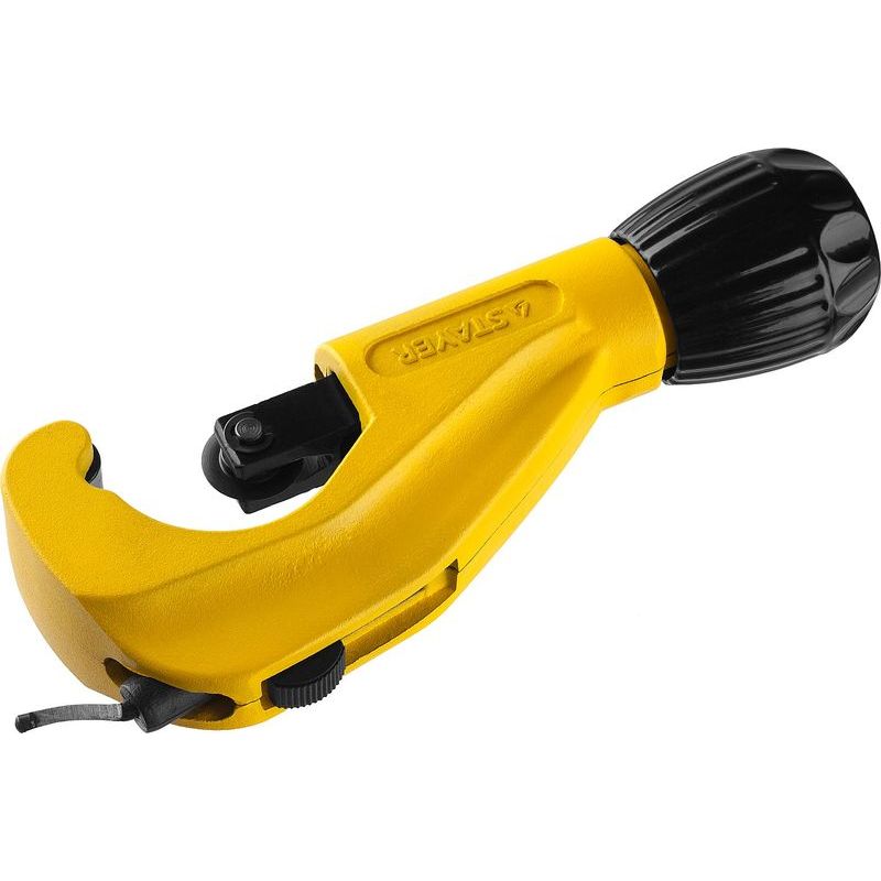 Tuyaux en cuivre et outils pour leur installation