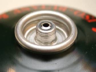 Faire le plein de cartouches de gaz pour brûleurs de vos propres mains: instructions pour différents types de bouteilles