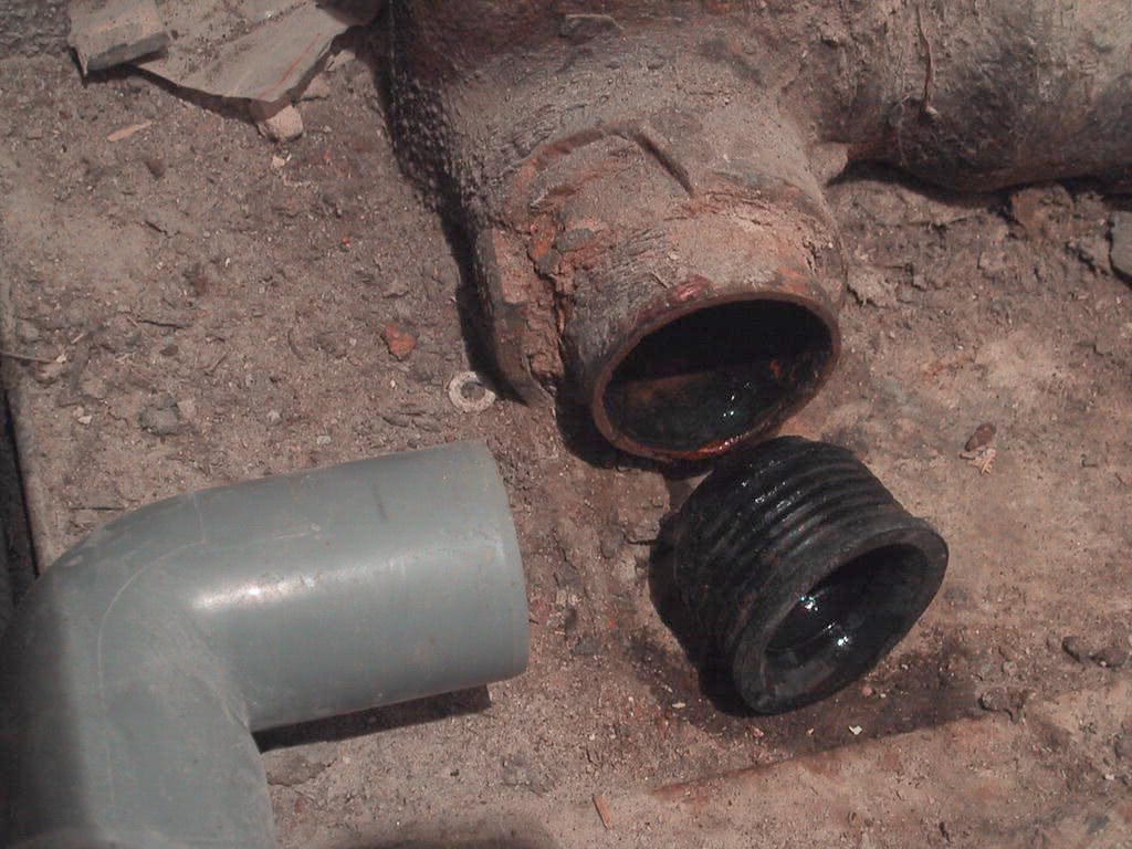 Comment remplacer les tuyaux d'égout en fonte par des tuyaux en plastique