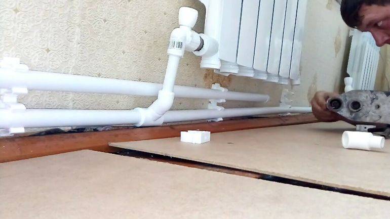 Liaison des radiateurs de chauffage avec du polypropylène - simple et abordable