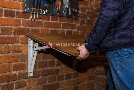 Établi de bricolage dans le garage : guide de montage à la maison