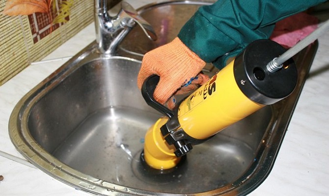 Comment éliminer les tuyaux bouchés à la maison : les meilleurs outils et méthodes de nettoyage