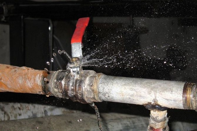 Pourquoi le plafond de la salle de bain fuit-il ?