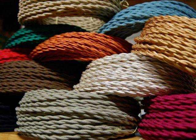 Câblage rétro ouvert dans une maison en bois: élégant et insolite